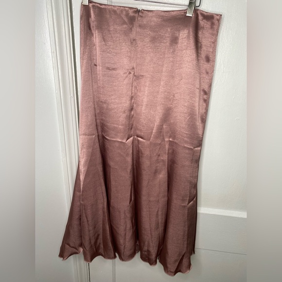 CLOCHE Elegant Satin Midi Skirt in Rose Pink - Picture 7 of 9